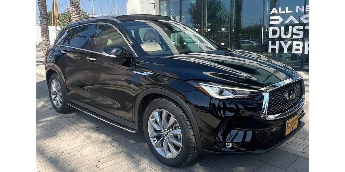 מבט מלפנים בזווית ימינה על מכונית אינפיניטי QX50 צבע שחור