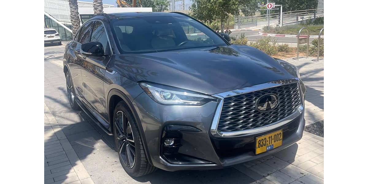 מבט מלפנים בזווית ימינה על מכונית אינפיניטי QX55 בצבע אפור מטאלי
