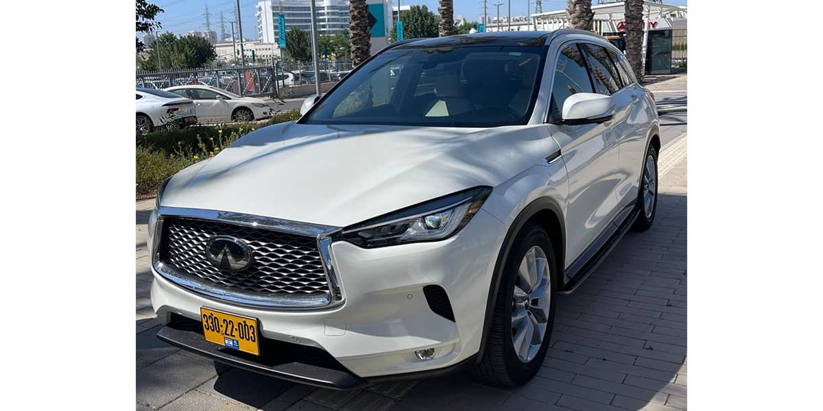 מבט מלפנים בזווית ימינה על מכונית אינפיניטי QX50 צבע לבן