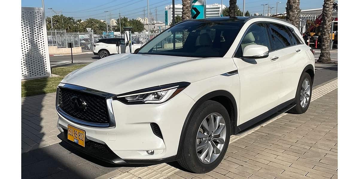 מבט מלפנים בזווית שמאלה על מכונית אינפיניטי QX50 בצבע לבן מטאלי