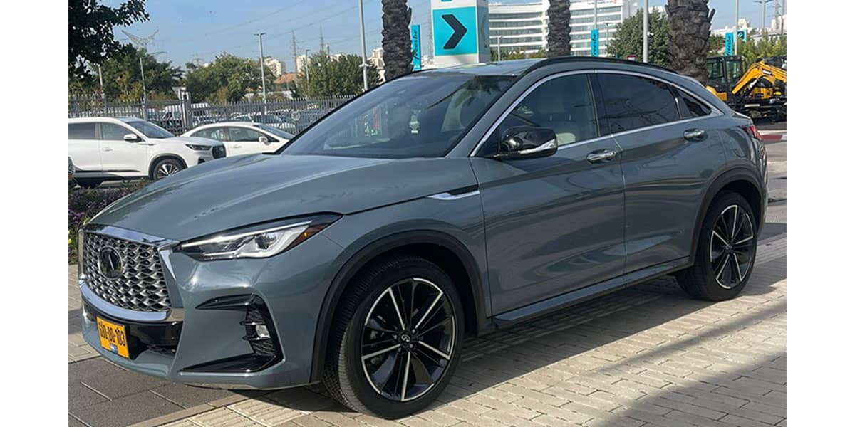 מבט מלפנים בזווית שמאלה על מכונית אינפיניטי QX55 צבע אפור מטאלי